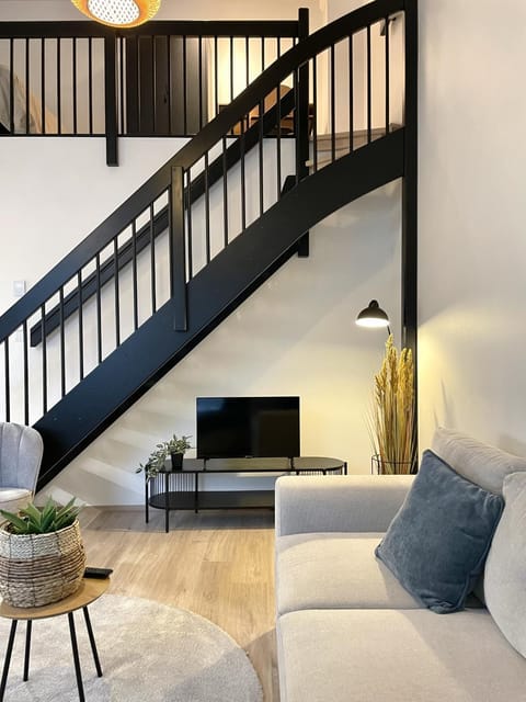 Bed, TV and multimedia, Seating area