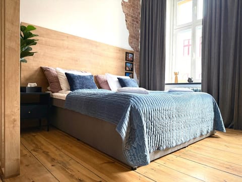Bed, Living room, Photo of the whole room, Seating area, Bedroom