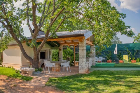 Property building, Patio, Spring, Day, Dining area, Garden view