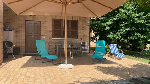 Patio, Day, Breakfast, sunbed