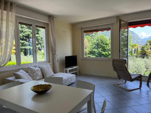 TV and multimedia, View (from property/room), Seating area, Dining area, Garden view