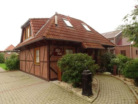 Property building, Facade/entrance, Garden, Garden view