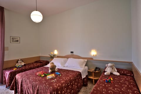 Photo of the whole room, young children, older children, Family