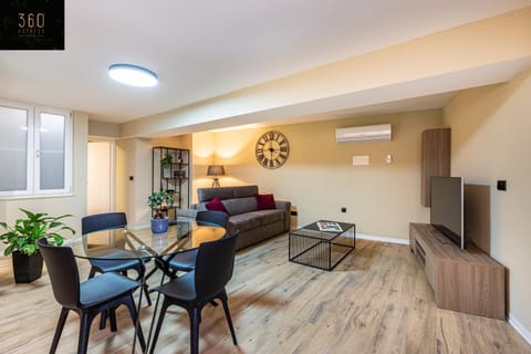 Kitchen or kitchenette, Living room, Seating area, Dining area