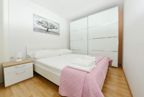 Bed, Photo of the whole room, Bedroom, towels, wardrobe