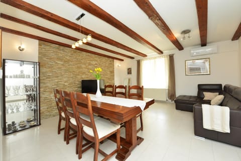 TV and multimedia, Living room, Dining area, air conditioner