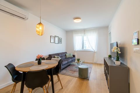 TV and multimedia, Living room, Seating area, Dining area, air conditioner