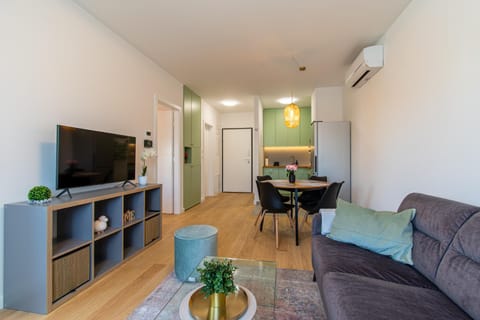 TV and multimedia, Living room, Seating area, Dining area, air conditioner