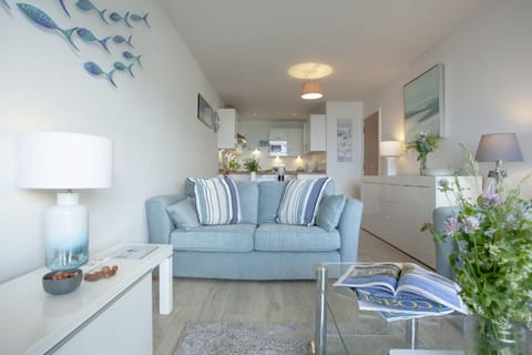 TV and multimedia, Kitchen or kitchenette, Living room, Seating area, Dining area