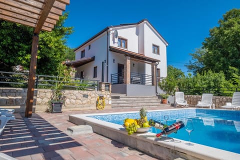 Property building, Patio, Day, Garden, Garden view, Pool view, Swimming pool, Swimming pool, sunbed