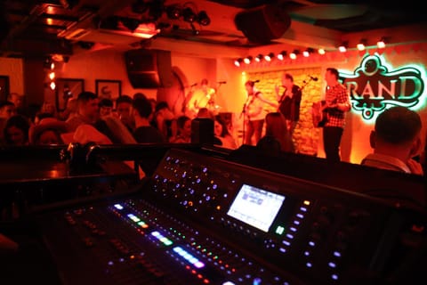 People, Nightclub / DJ, Lounge or bar, Evening entertainment, group of guests