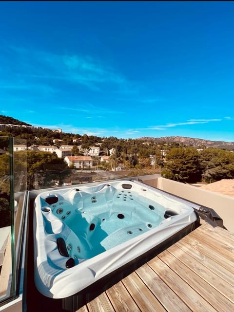 Magnifique Duplex Contemporain Climatisé Jacuzzi Ref Duplex Vill'Attilio House in Saint-Raphael