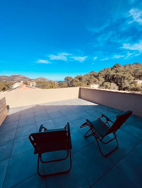 Magnifique Duplex Contemporain Climatisé Jacuzzi Ref Duplex Vill'Attilio House in Saint-Raphael