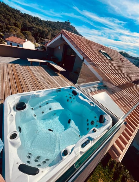 Magnifique Duplex Contemporain Climatisé Jacuzzi Ref Duplex Vill'Attilio House in Saint-Raphael