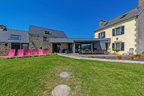 Villa Léonie - piscine intérieure House in Kerlouan