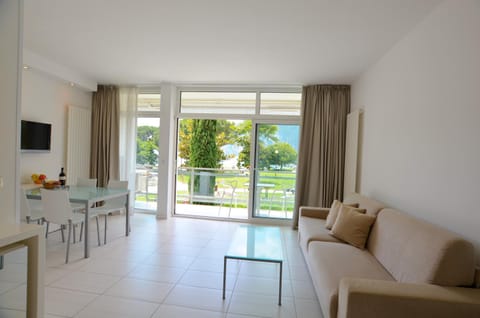 Bed, Living room, Dining area, Bedroom, Lake view, Landmark view, Mountain view