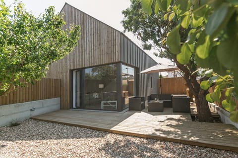 Property building, Patio, Spring, Off site, Day, Garden, Balcony/Terrace, Decorative detail, Garden view