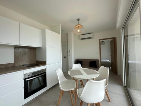 Kitchen or kitchenette, Living room, Dining area, pet friendly, air conditioner