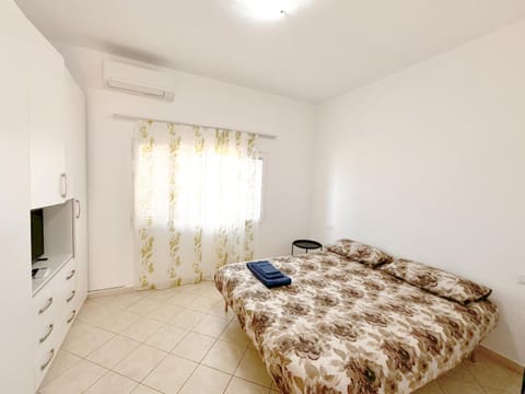 Bed, TV and multimedia, Photo of the whole room, Bedroom, air conditioner