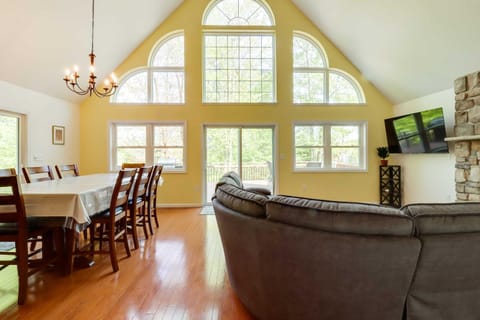 Huge Deck Stunning Pocono Lake Vacation Rental! House in Coolbaugh Township