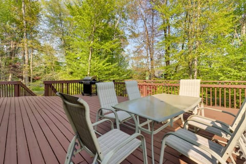 Huge Deck Stunning Pocono Lake Vacation Rental! House in Coolbaugh Township