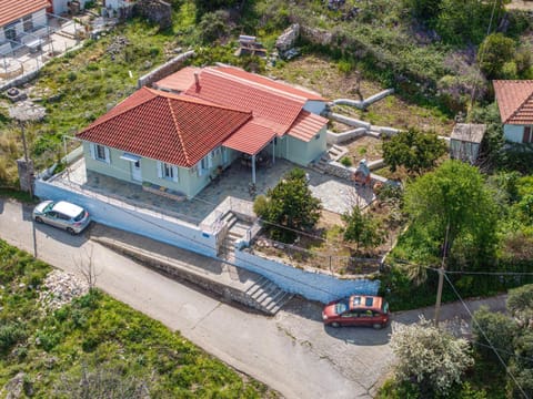 Property building, Natural landscape, Bird's eye view, Garden, Garden view, Parking