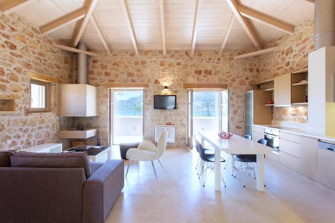 TV and multimedia, Kitchen or kitchenette, Living room, Seating area, Dining area