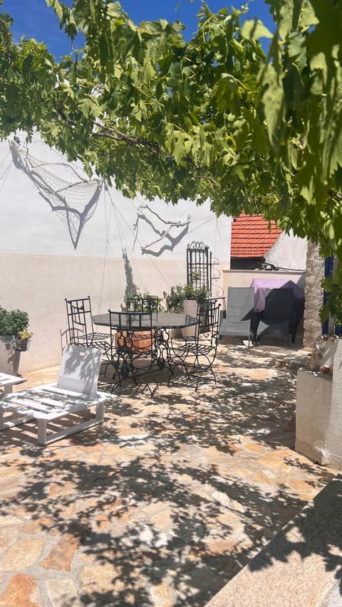 Patio, Spring, Day, Dining area
