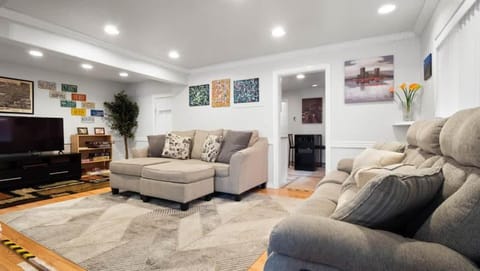 Communal lounge/ TV room, TV and multimedia, Living room, Seating area, Evening entertainment