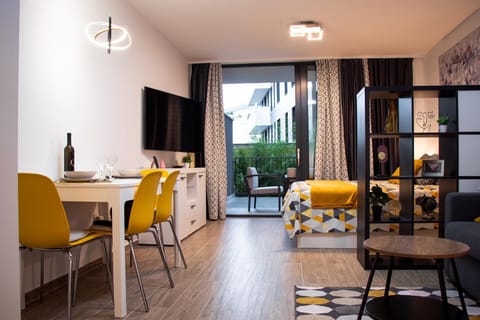 TV and multimedia, Living room, Seating area, Dining area