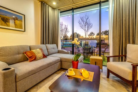Toilet, TV and multimedia, Lounge or bar, Seating area