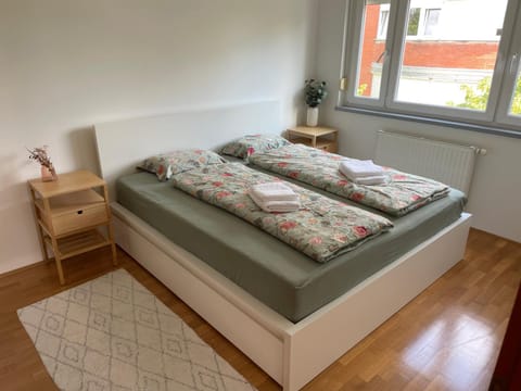 Bed, Bedroom, towels