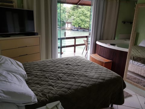 Bed, TV and multimedia, Photo of the whole room