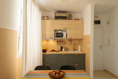 Kitchen or kitchenette, Decorative detail, dishwasher, minibar, toaster, kitchen
