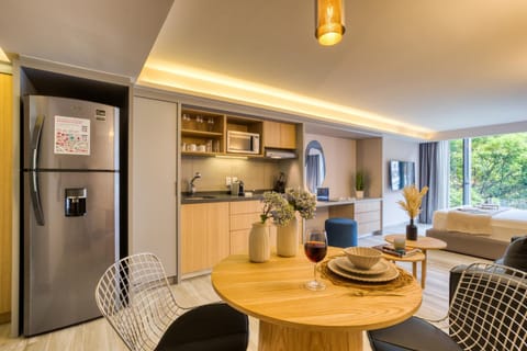 Kitchen or kitchenette, Dining area