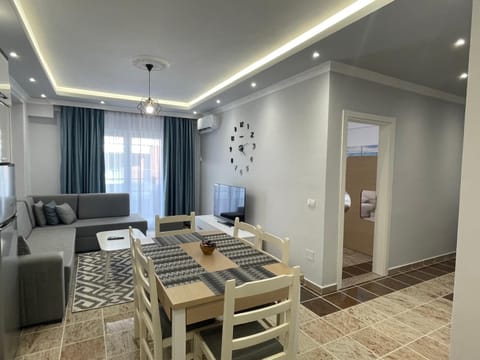 TV and multimedia, Living room, Seating area, Dining area
