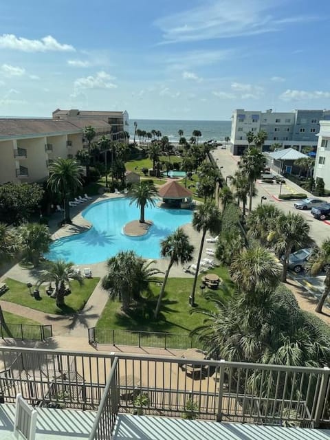 Property building, Day, Natural landscape, Balcony/Terrace, Pool view, Sea view, Swimming pool, Location, sunbed