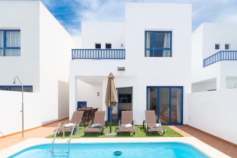 Balcony/Terrace, Pool view, Swimming pool, sunbed