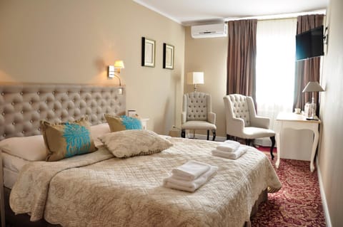 Bed, TV and multimedia, Photo of the whole room, Decorative detail, Seating area, Bedroom