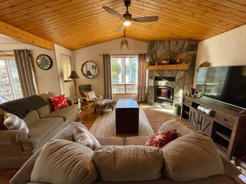 Communal lounge/ TV room, Living room, Seating area, Evening entertainment, fireplace, flat iron