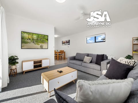Communal lounge/ TV room, TV and multimedia, Living room, Seating area, Evening entertainment