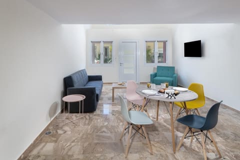 TV and multimedia, Living room, Seating area, Dining area