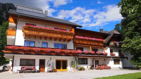 Property building, Day, Balcony/Terrace