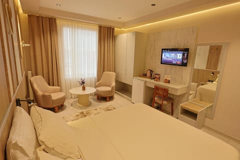 Bed, TV and multimedia, Dining area, Bedroom