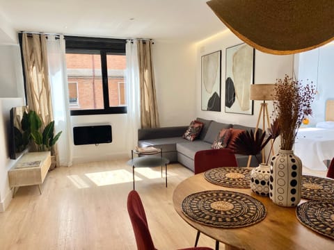 TV and multimedia, Living room, Seating area, Dining area