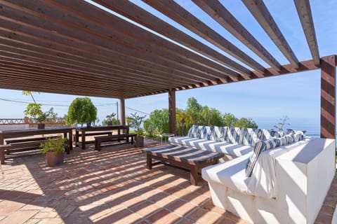 Property building, Balcony/Terrace, Living room