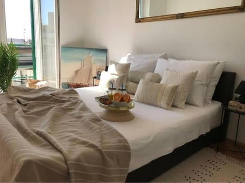 Bed, towels
