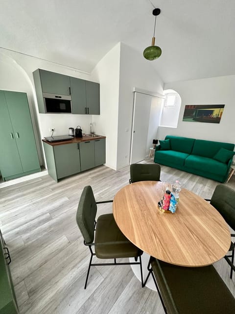 TV and multimedia, Kitchen or kitchenette, Living room, Dining area