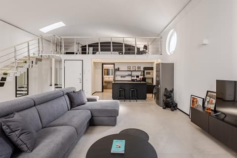 TV and multimedia, Coffee/tea facilities, Kitchen or kitchenette, Living room, Seating area, Dining area, oven, stove