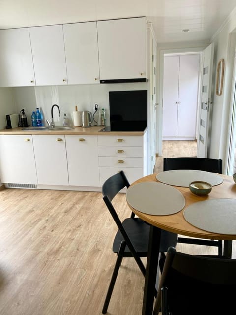 Coffee/tea facilities, Kitchen or kitchenette, Dining area, oven, stove